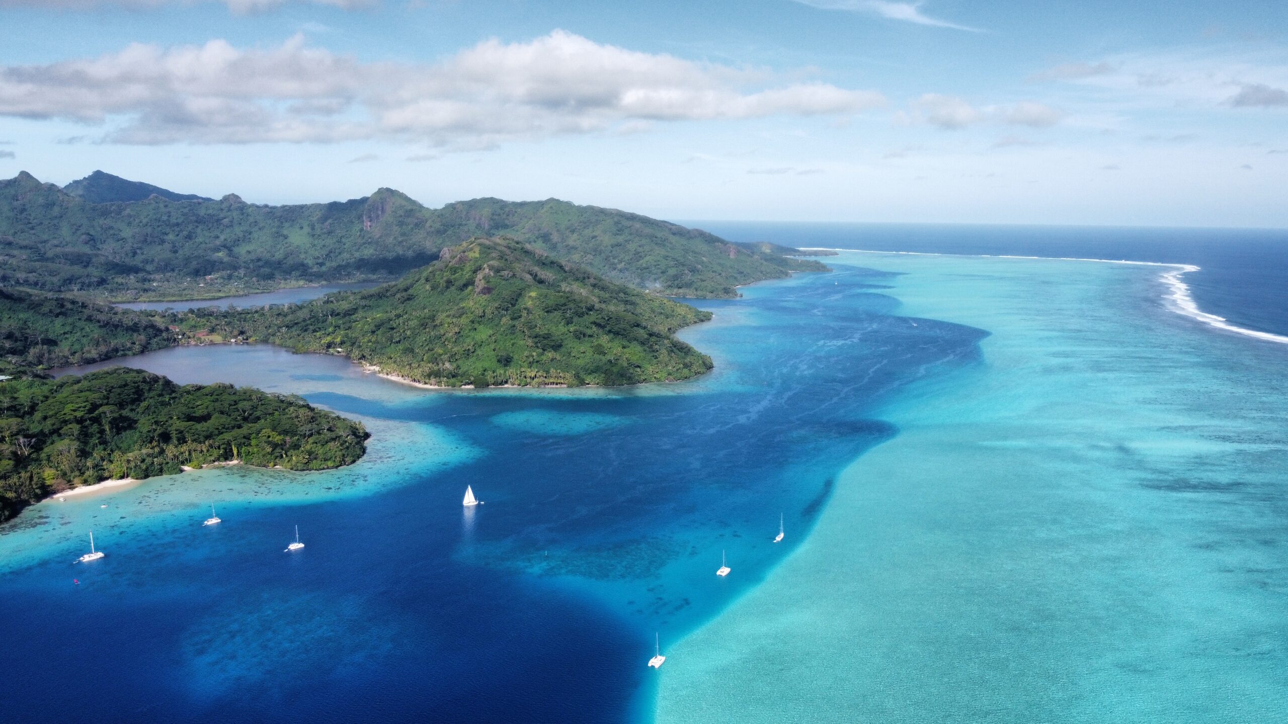 Catamaran sailing between Bora Bora and Moorea