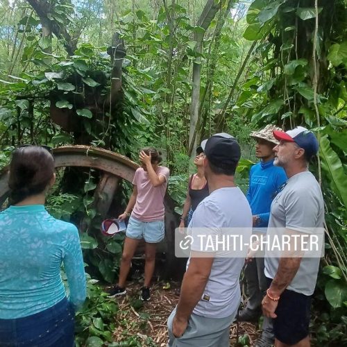 Local guide explaining the nature of French Polynesia