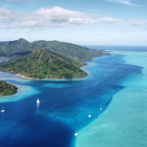 Catamaran sailing between Bora Bora and Moorea